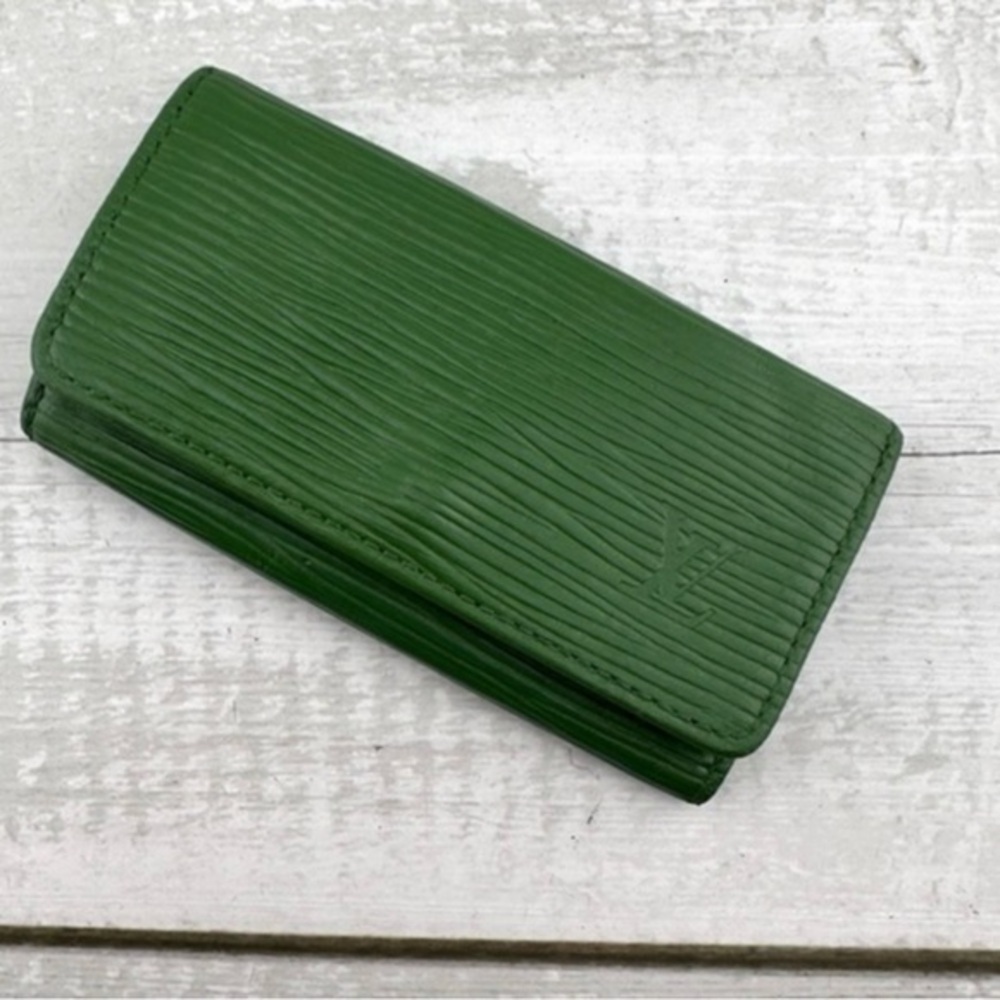 AUTHENTIC Louis Vuitton key holder. Previously owned. Color:Green.